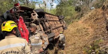 Acidente entre ônibus, caminhão e carro deixa feridos na GO-060, em Iporá