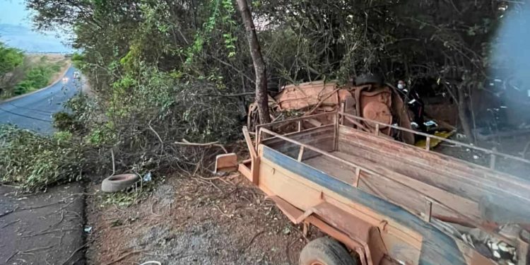 Capotamento na GO-330 deixa duas pessoas mortas em Pires do Rio