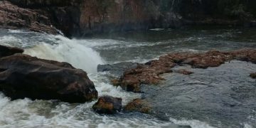 Jovem morre após escorregar e bater a cabeça ao atravessar rio, em Jataí