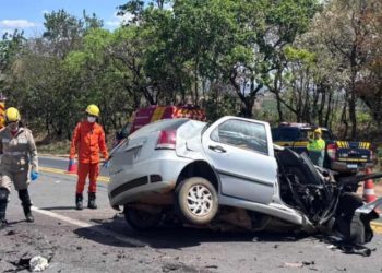 Mulher morre após carro bater contra caminhão na BR-153, em Uruaçu