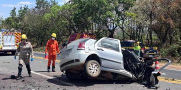 Mulher morre após carro bater contra caminhão na BR-153, em Uruaçu
