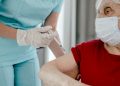SUS começa a oferecer vacina Pneumo 20 para idosos a partir de 85 anos