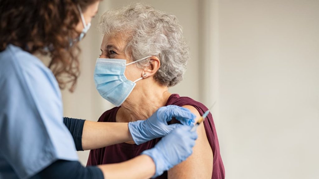 Goiânia amplia vacina contra pneumonia e meningite em idosos com 85 anos ou mais