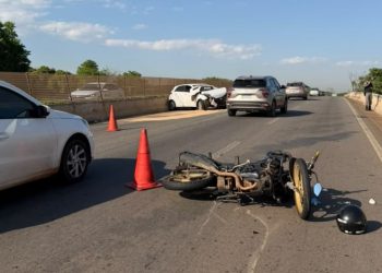 Motociclista é arremessado de viaduto em acidente em Goiânia